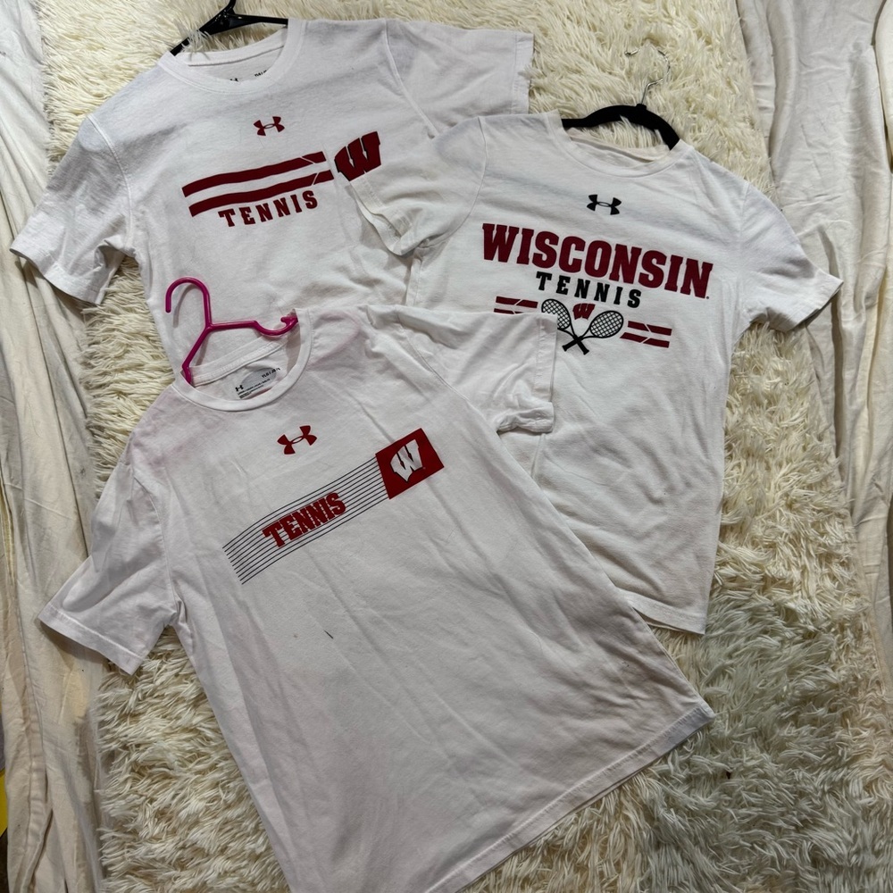 W46. 3 Under Armour Wisconsin Badgers Tennis T-Shirts (YLG)โ